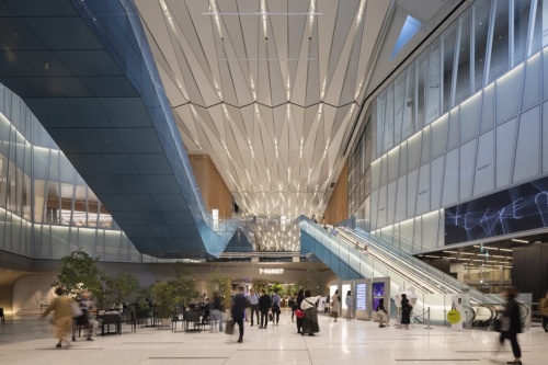 T-デッキとステーションタワーのデザインをそろえるため、ステーションタワーのデザインを設計したOMAパートナーの重松象平氏と何パターンも検討した。写真はステーションタワーの地下広場「ステーションアトリウム」(写真:吉田 誠)