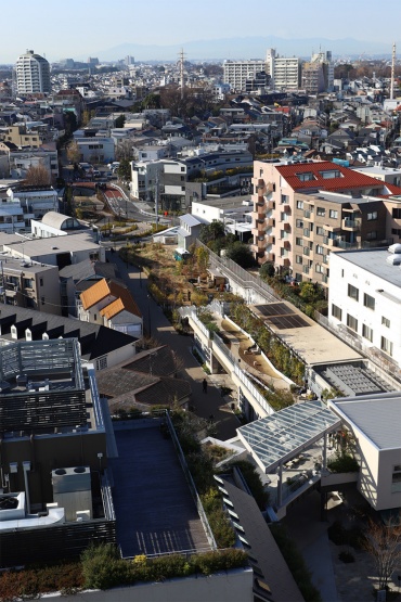 小田急電鉄の下北沢駅から南西方向を見下ろす。地下化事業で生まれた線路跡地に、緑を基軸として広場や通路、商業施設、住宅などを整備した（写真：安川 千秋）