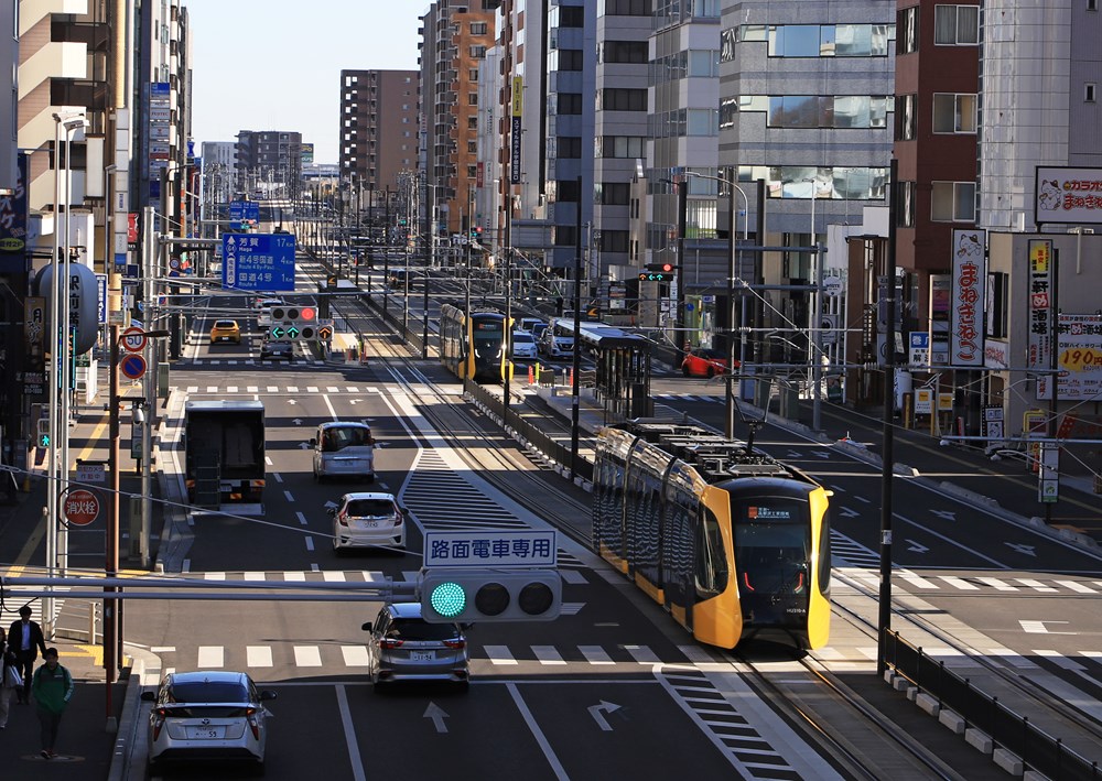 宇都宮市内を走る次世代型路面電車（LRT）。奥に写るのは「東宿郷」停留場（写真：安川 千秋）