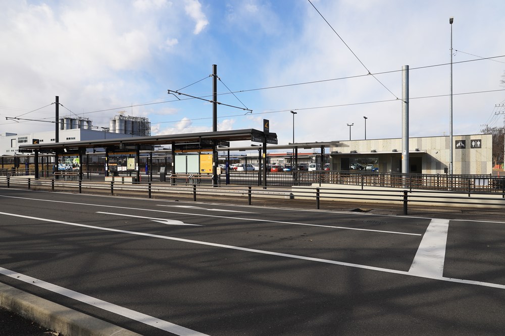 トランジットセンターとして整備した「清原地区市民センター前」停留場。周辺にバス乗降場や駐車場などを備える。右に写る建物は待合所兼トイレ（写真：安川 千秋）