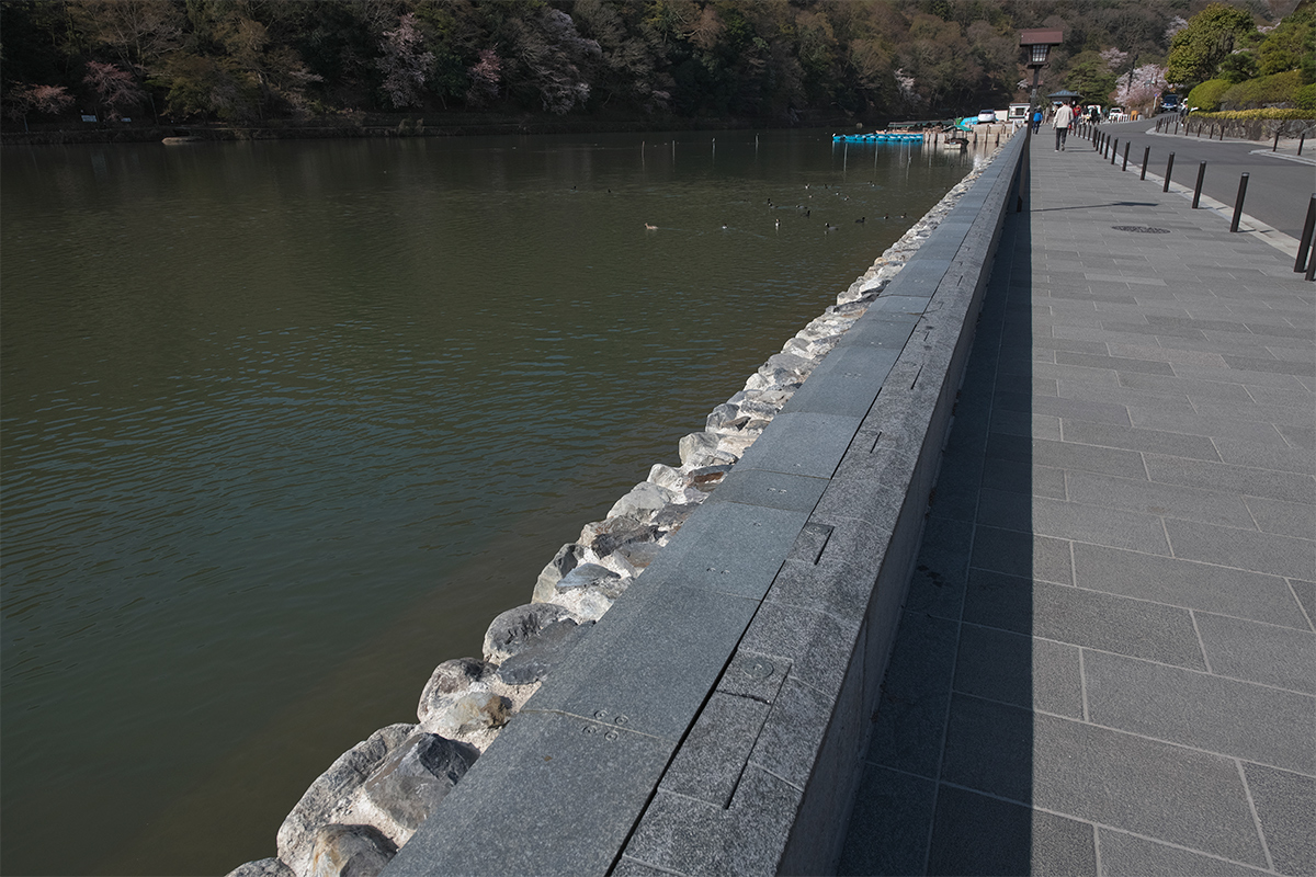 川沿いに整備したコンクリート製のパラペットに、止水壁となるアルミパネルの扉体を内蔵した。計画高水位を満たすように設計した固定部の高さは道路の縦断形状に合わせて、ゼロから70cmまで変化する（写真：生田 将人）