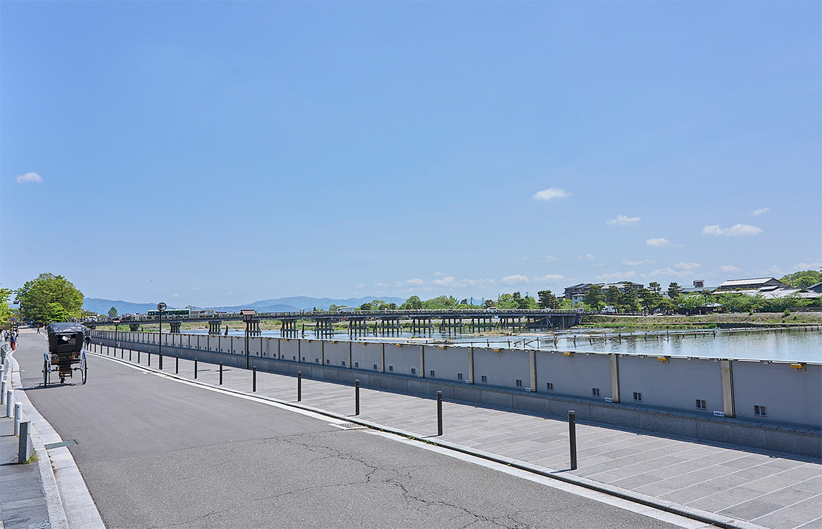 可動式止水壁を立ち上げたところ（写真：国土交通省淀川河川事務所）