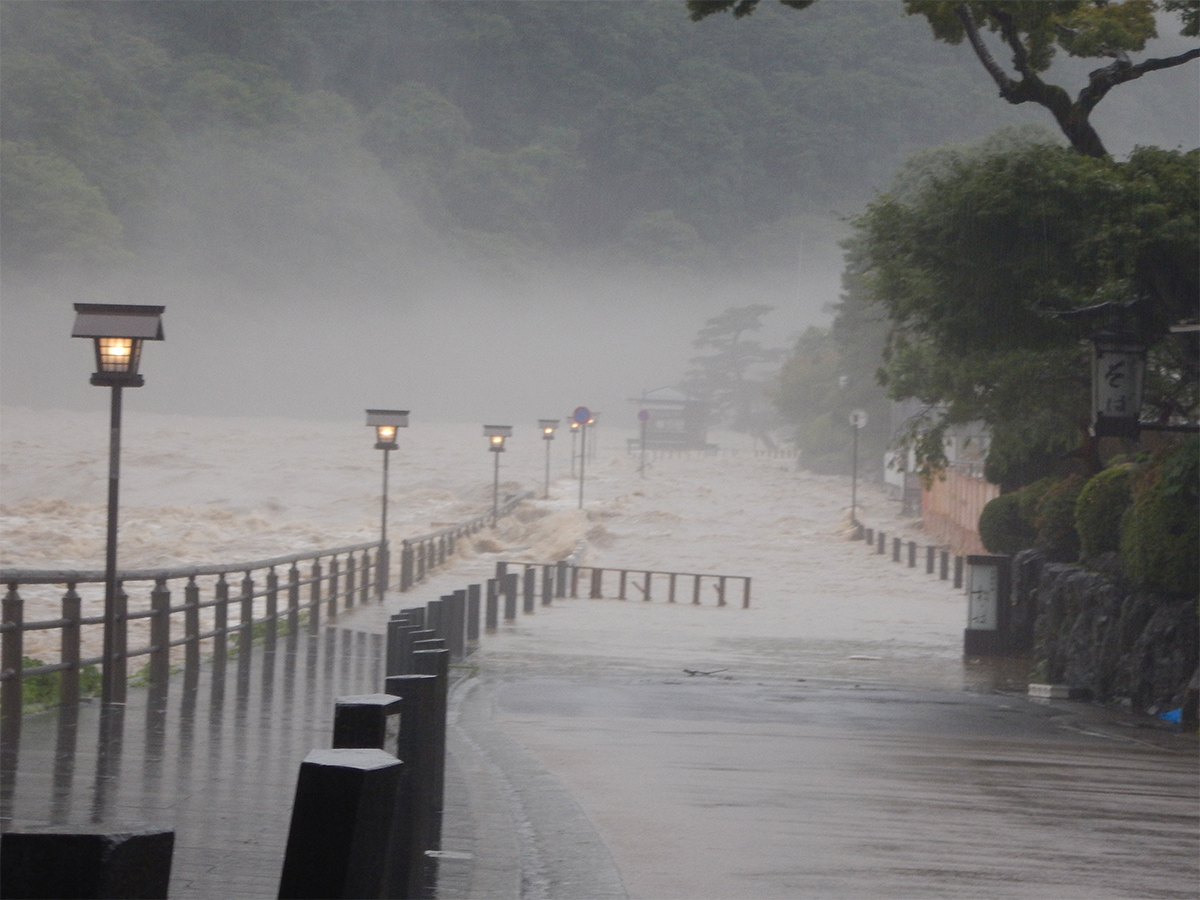 2018年7月豪雨時の様子。渡月橋上流の左岸側の道路が冠水した（写真：国土交通省淀川河川事務所）