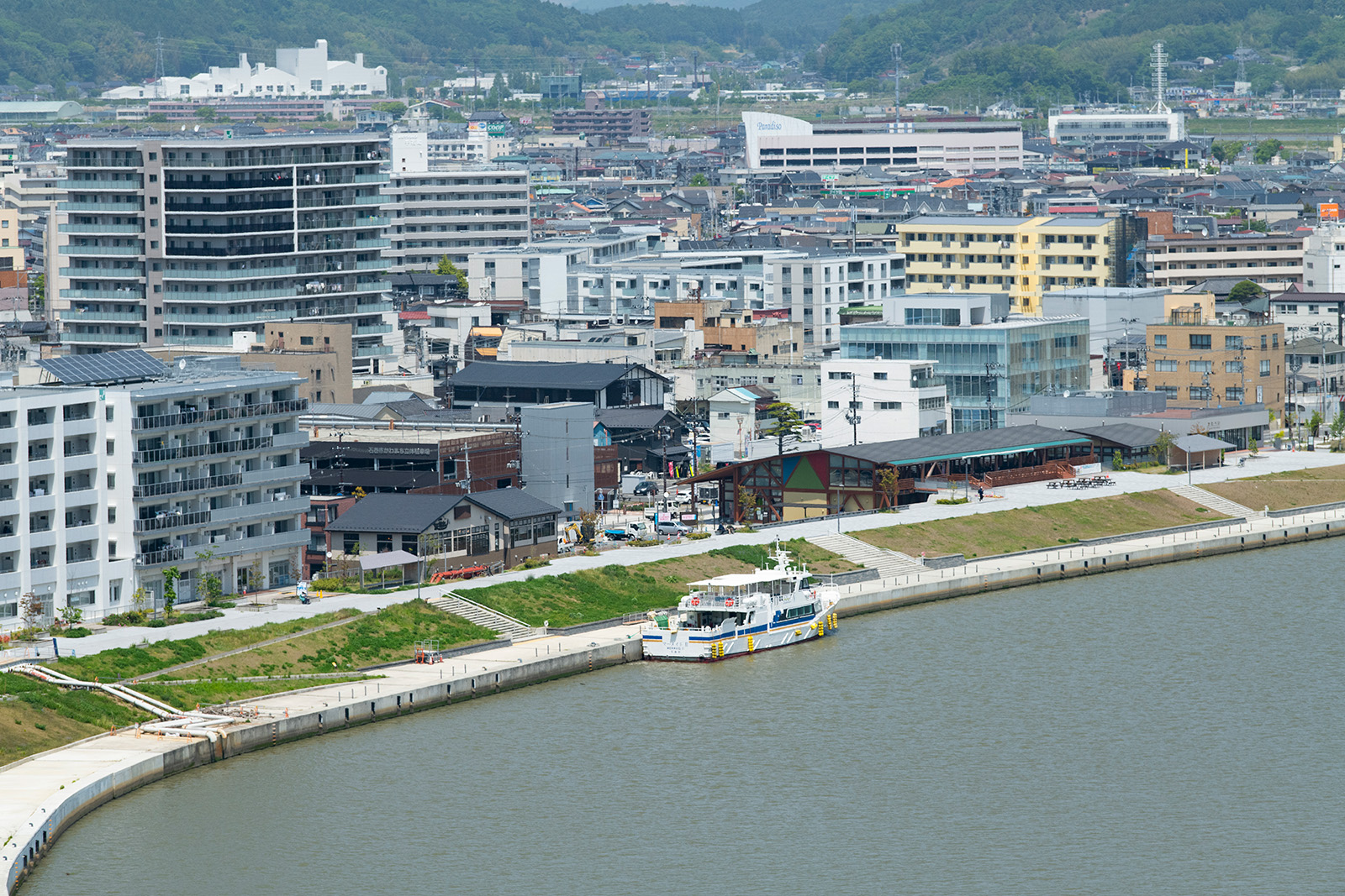 日和山から中央地区を見る。市はかわまちづくりの関連事業「かわまち交流拠点整備事業」として、堤防の背後地に商業施設や交流センター、広場などを整備した（写真：村上 昭浩）