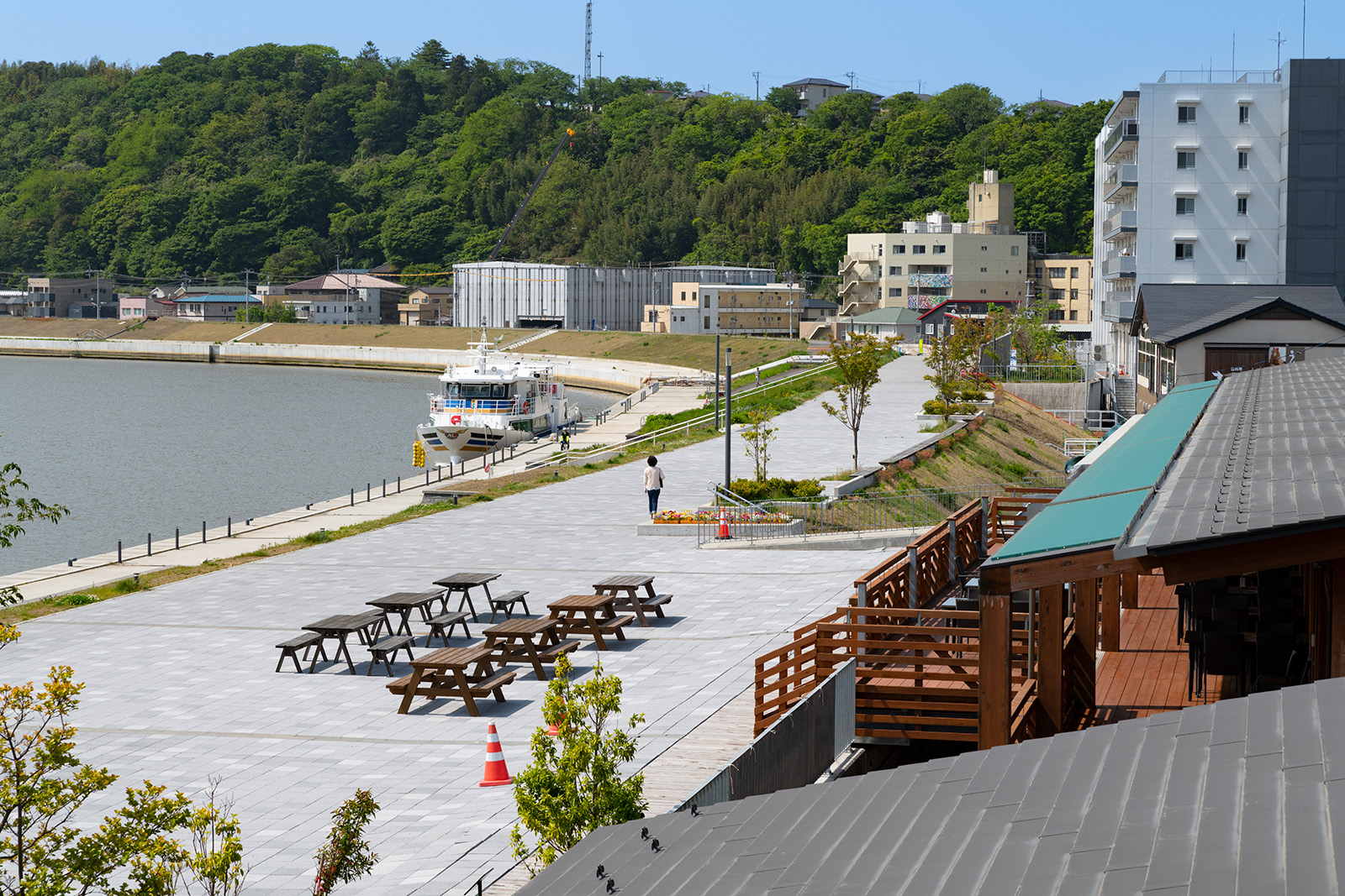 石巻地区かわまちづくり事業で、旧北上川河口部中央地区に完成した堤防。堤防背面に盛り土と直立擁壁を設置し、堤防天端に最大幅員17mの広場空間を創出した。隣接する商業施設の2階に直接、出入りできる（写真：村上 昭浩）