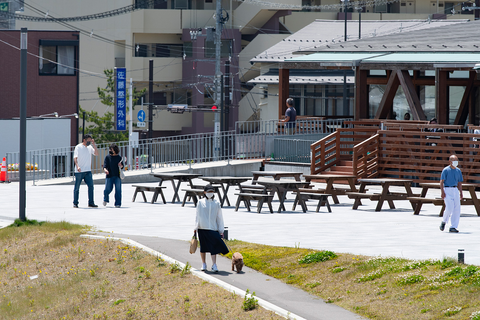 国土交通省は堤防とその背後の盛り土を施工。盛り土工事は市が国に委託した。市は広場のベンチやあずまや、照明を設置した。堤防天端の広場空間は、河川管理者の国交省東北地方整備局北上川下流河川事務所から市が占用許可を受け、イベントなどに生かす。広場の運営・企画は街づくり会社「街づくりまんぼう」に市が委託している（写真：村上 昭浩）