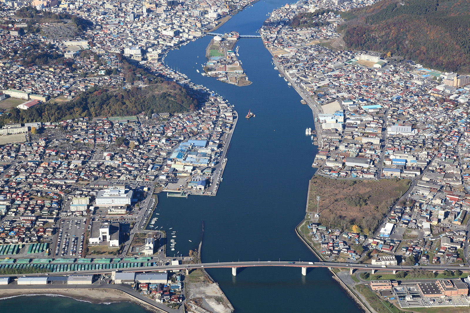 2010年11月時点の旧北上川河口部。当時は無堤地域だった（写真：国土交通省東北地方整備局北上川下流河川事務所）