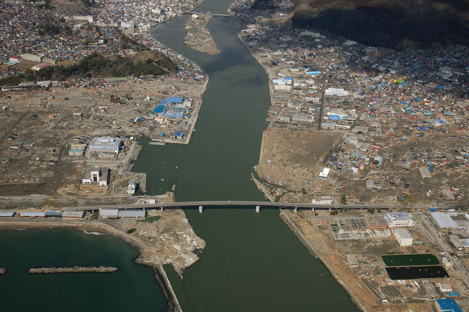 東日本大震災の発生後の旧北上川河口部。2011年3月25日に撮影（写真：国土交通省北上川下流河川事務所）