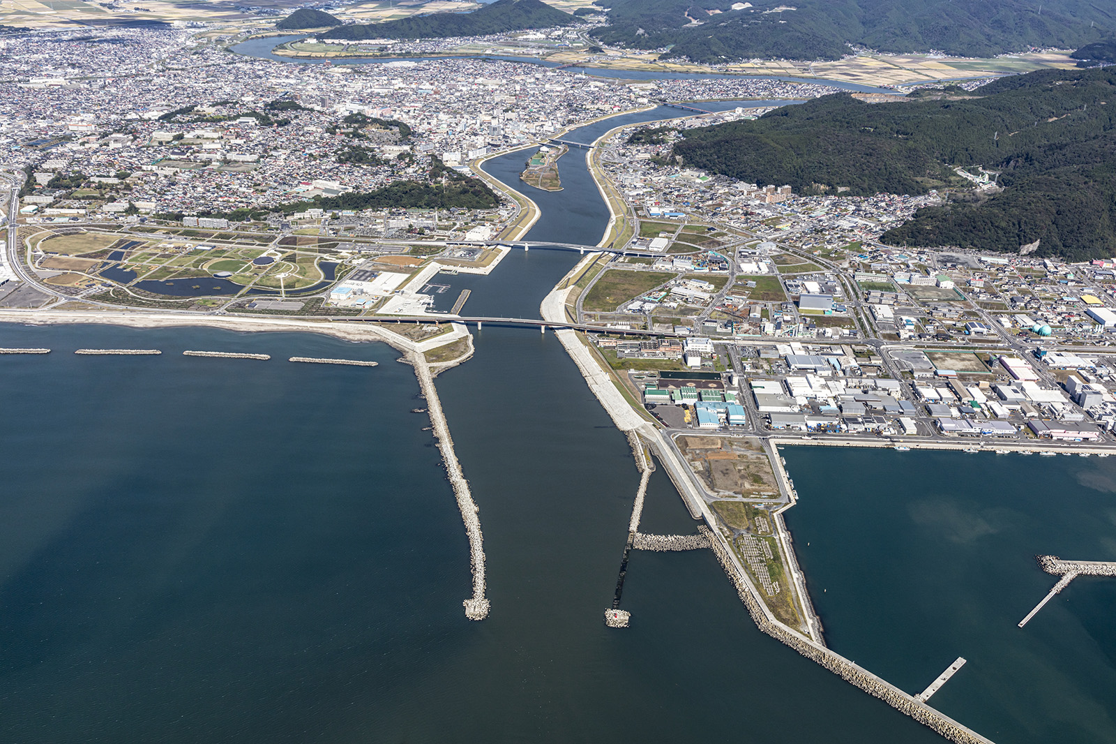 堤防整備後の旧北上川河口部（写真：国土交通省北上川下流河川事務所）