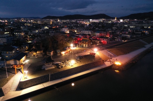 大島神社前の夜景。川に張り出すテラスはお焚き上げの場所として活用されている(写真:国土交通省北上川下流河川事務所)
