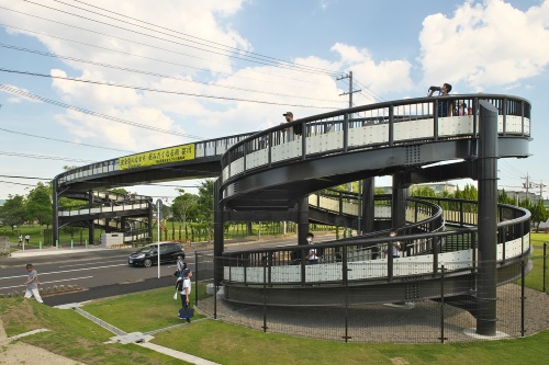 2022年5月に供用開始した「笹川パークブリッジ」。津市にあった「江戸橋横断歩道橋」を撤去して、四日市市に移設した（写真：生田 将人）