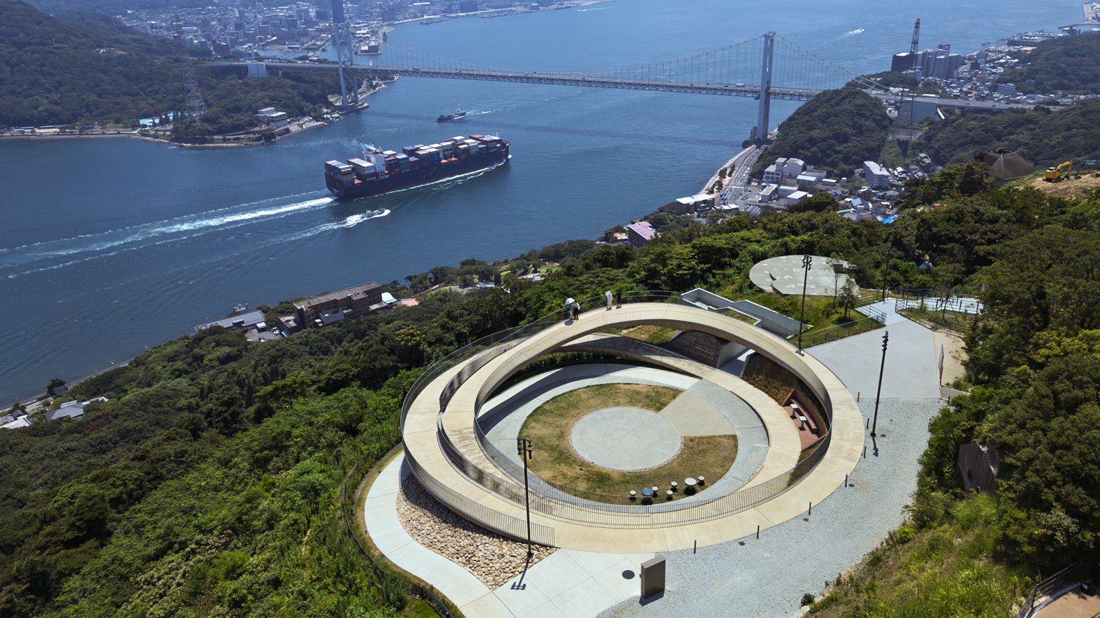 関門海峡見渡す展望デッキ、下関市「火の山」の斜面から張り出す二重リング