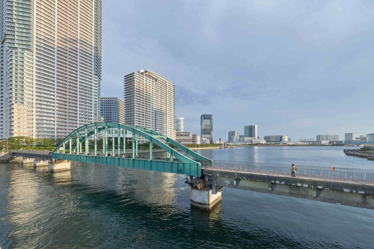 東京都の中央区晴海と江東区豊洲をつなぐ「旧晴海鉄道橋」が、春海橋公園遊歩道に生まれ変わった。主径間のアーチ橋は、竣工時のライトグリーンに塗り直した（写真：吉成 大輔）