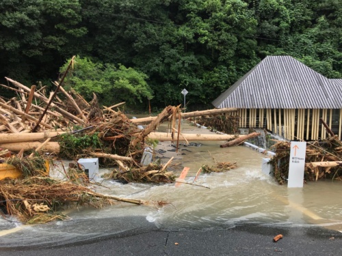 2018年7月の西日本豪雨で流れ出た土砂や木で河川が閉塞し、旧久杉橋が被災した。右奥は直売所（写真：山口県）