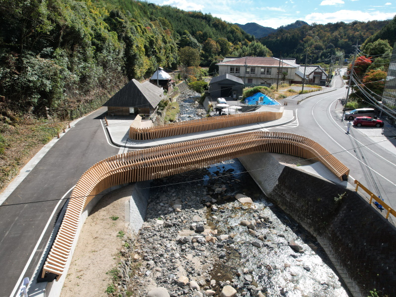 獺祭と隈研吾氏が災害復旧でコラボ、空想上の生き物みたいな橋