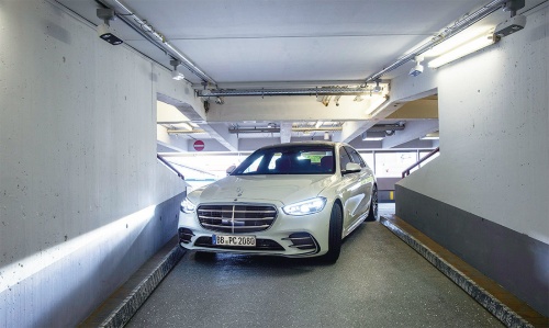 図1 ボッシュなどが実施した自動バレーパーキングの実証実験の様子