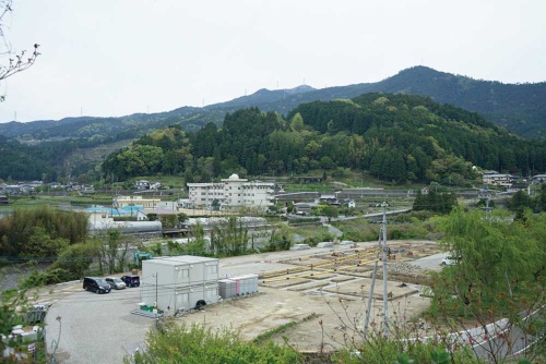 神山まるごと高専(仮称)の建設予定地(手前)。教室や大講義室、教員用の研究室を建設中。旧神山中学校(中央)の校舎付近も敷地で、同校の校舎を改装して学生寮や職員室、図書館にする予定だ