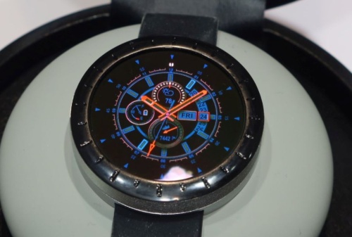 腕時計用の1.4型マイクロLEDディスプレー