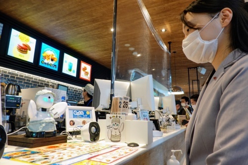 難病などを患う外出困難者が分身ロボットを操作し、カフェの店員として働くという活用も始まっている