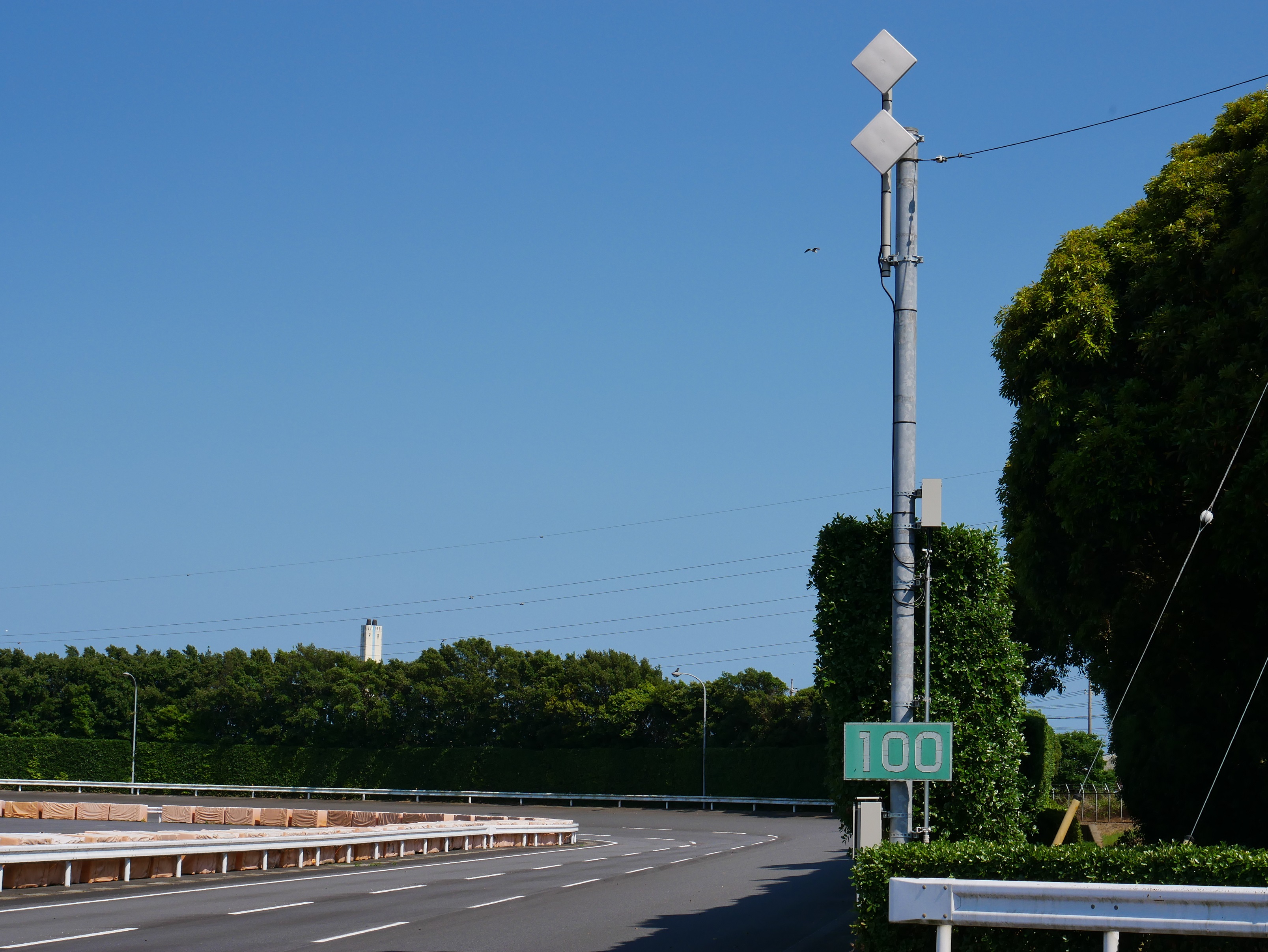 テストコースに設置したローカル5Gのアンテナ