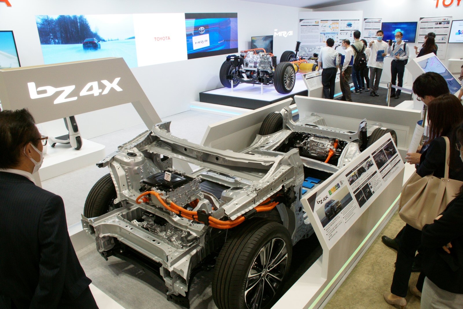新型EV「bZ4X」のベアシャシー。奥に見えるのは燃料電池車（FCV）「ミライ」 （撮影：日経Automotive）