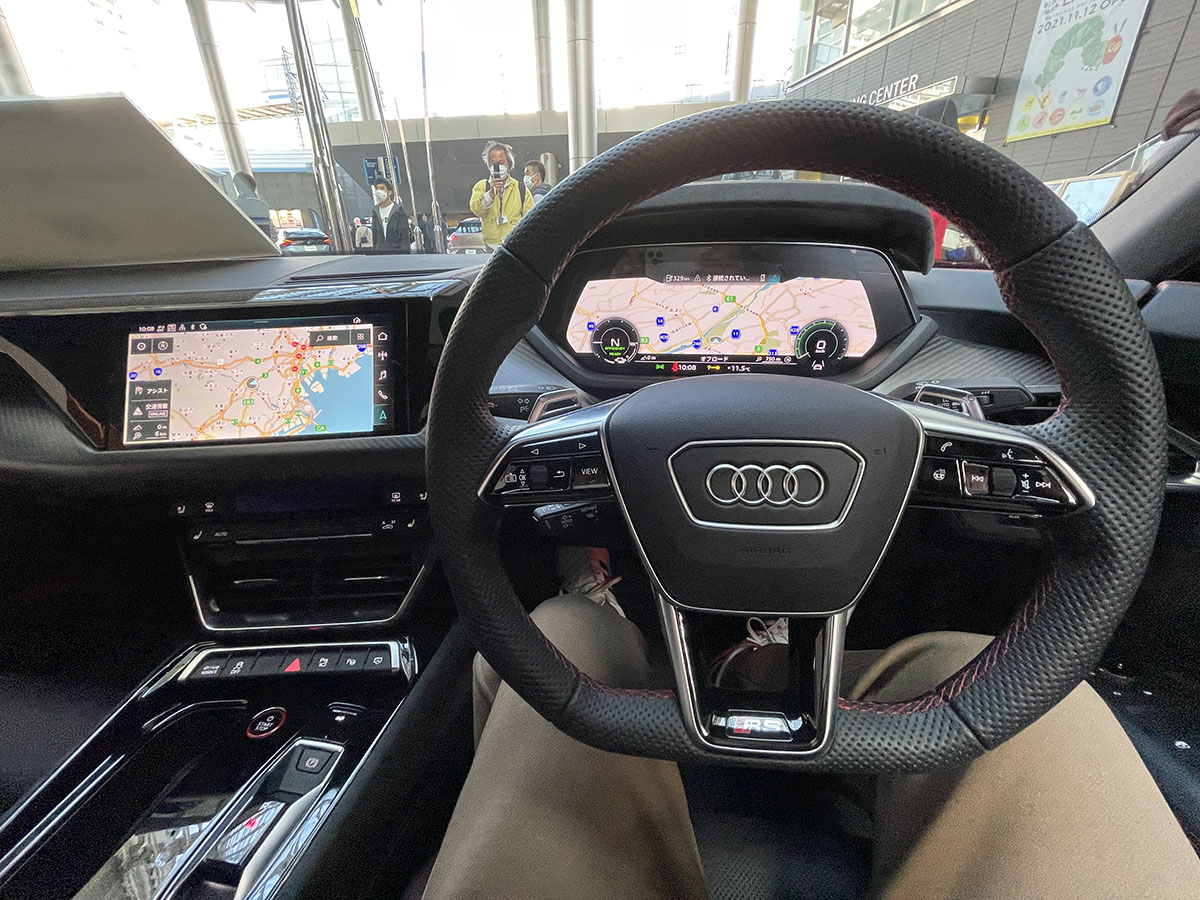 アウディのEV「Audi RS e-tron GT」のコックピット。将来はこのモニターにCarPlayが映しだされるのだろうか
