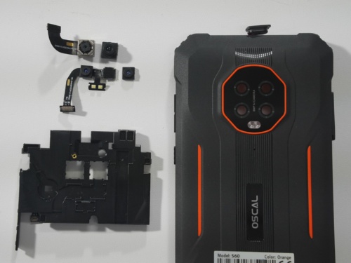 図9　OSCAL S60のカメラモジュールとセンターフレームと背面カバーを並べた様子