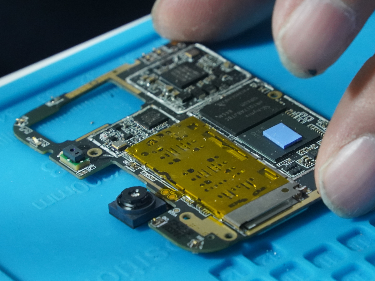 分解済みスマートフォン 本体 Xperia XZ3 修理分解風景※基板外しまで【スマホ修理のスマート