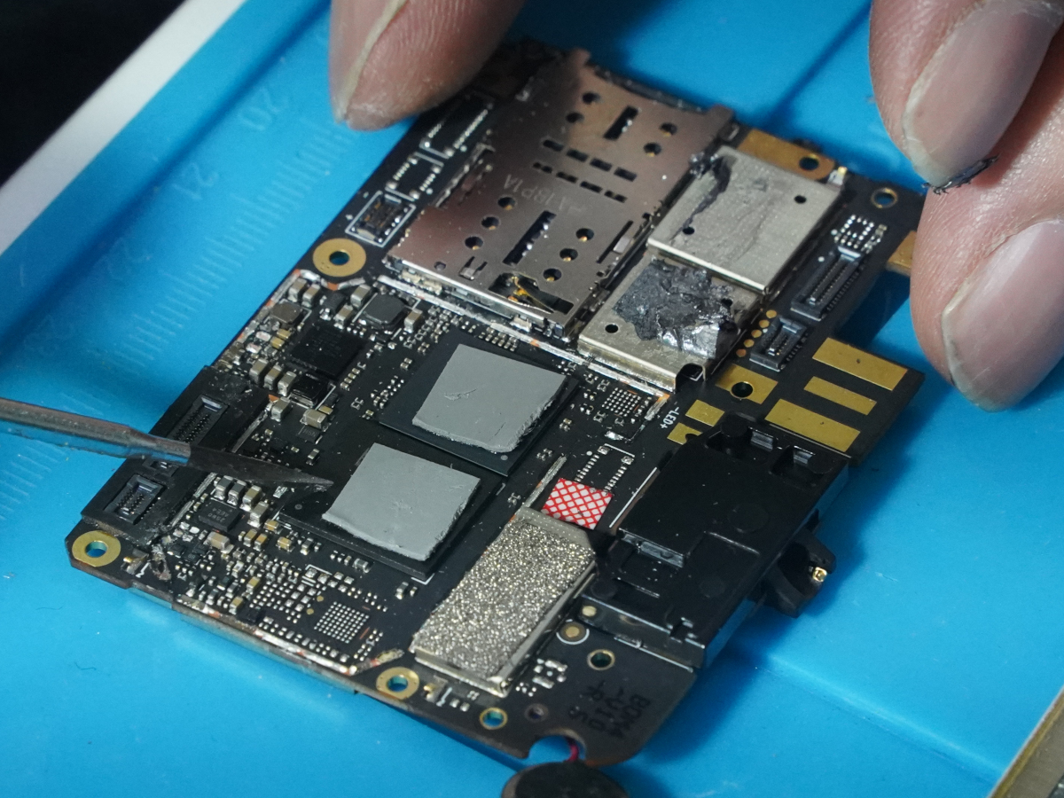 分解済みスマートフォン 本体 sddefault.jpg