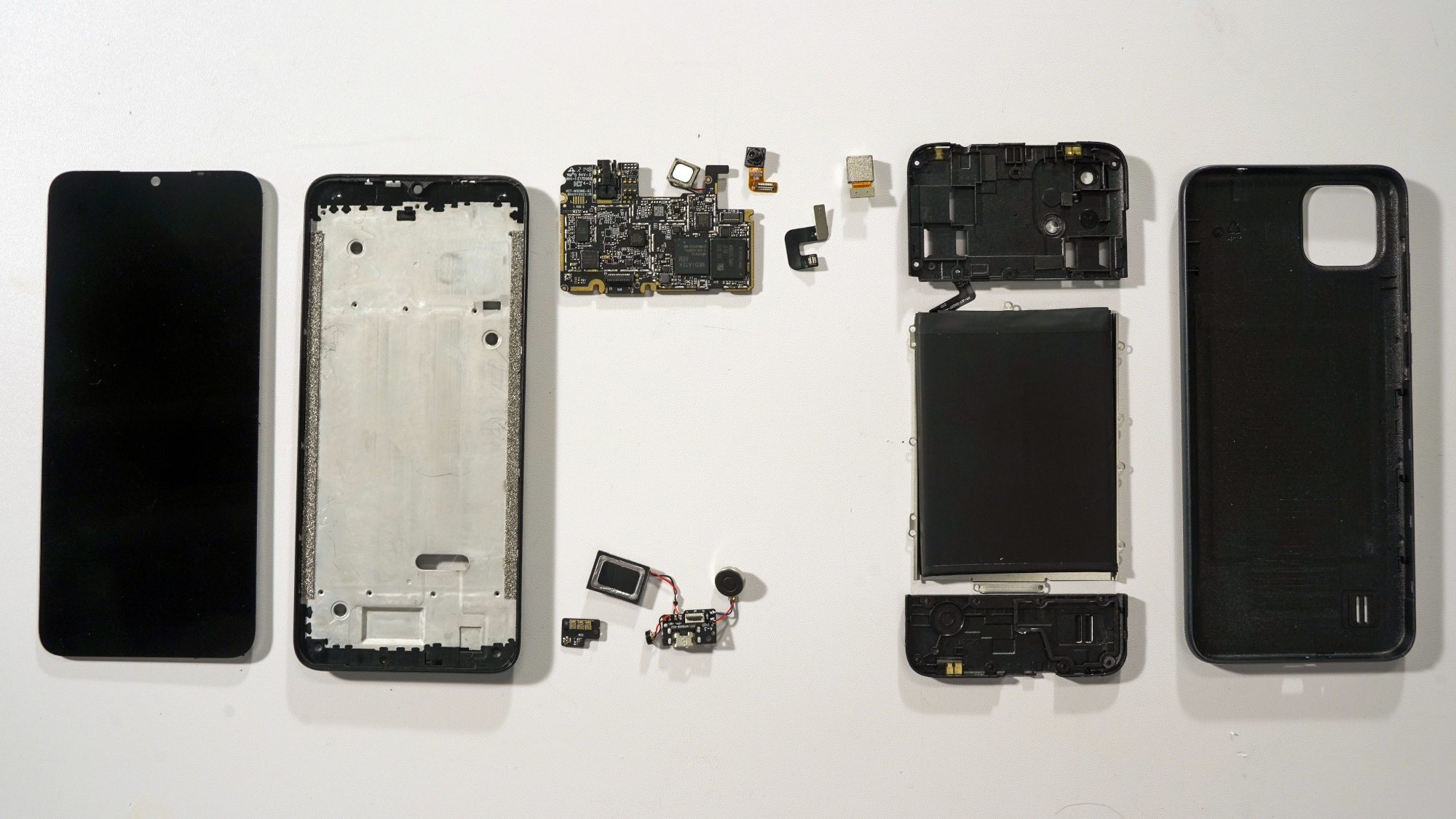 1万円台スマホ6機種分解、構造酷似も機種ごとに設計（3ページ目