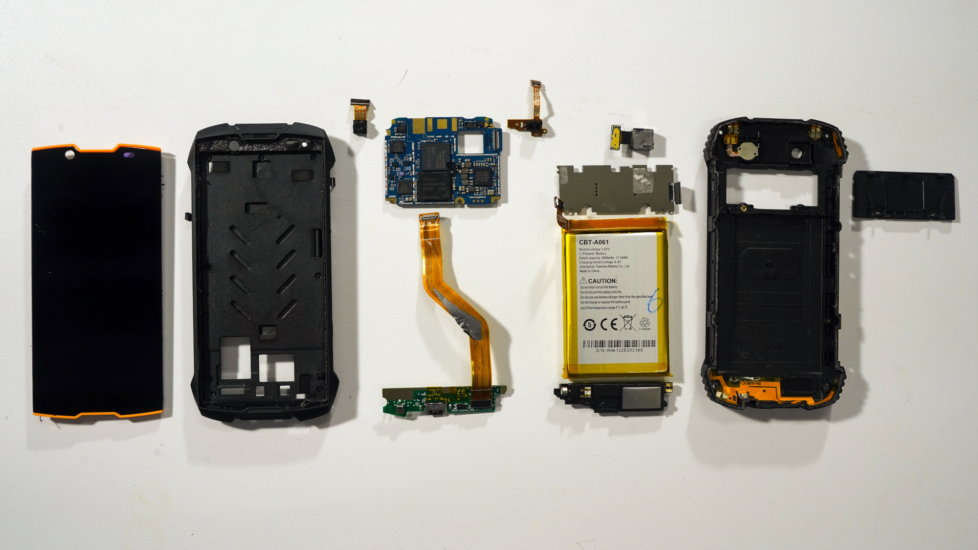 1万円台スマホ6機種分解、構造酷似も機種ごとに設計（3ページ目
