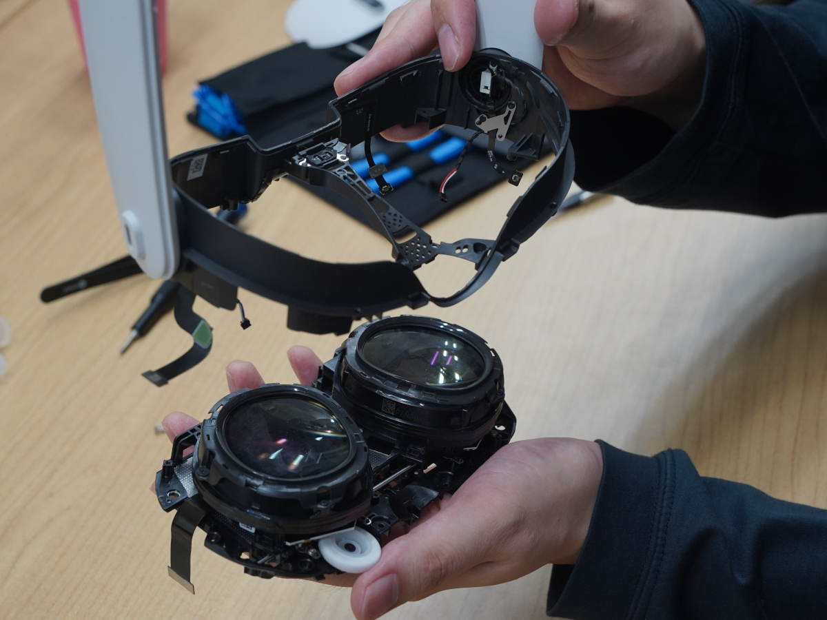 レンズ周辺はQuest Proに酷似、Meta Quest 3分解 | 日経クロステック