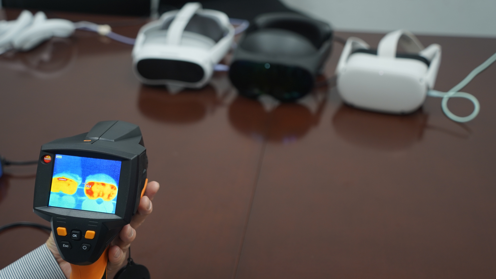 Meta Quest Pro分解、ミニLED採用の薄く高度な光学系 | 日経クロス