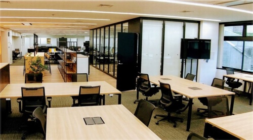 デジタル推進室の執務室。フリーアドレスでオープンスペースに会議室を複数備える。幹部の個室はガラス張りで開放的なつくりとした