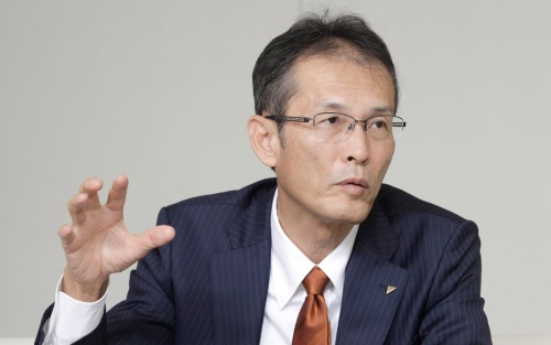 米田氏は、省エネ性能に役立つインバーター向けに独自の半導体やAI技術を開発していると語る（写真：行友重治）