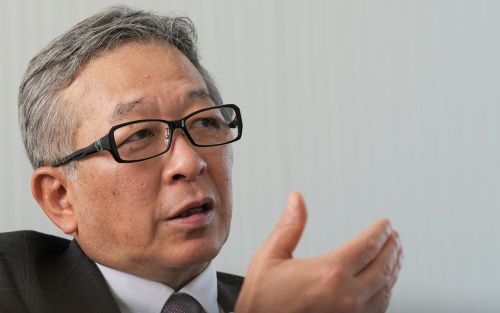 岩坪氏は新規事業の立ち上げには社外との連携が重要だと語る(写真:加藤 康)