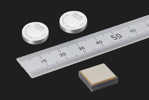 図1　開発したコイン型とセラミックパッケージ型の全固体電池