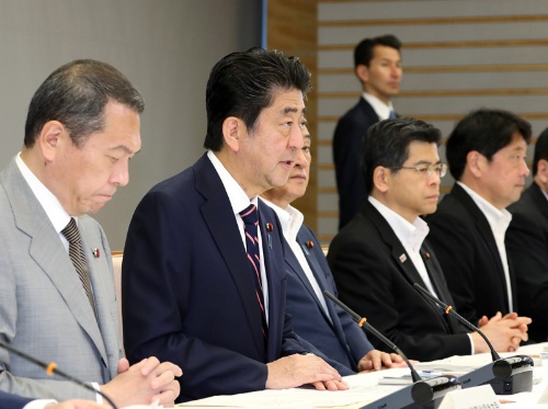 2018年6月5日に開催された第7回国土強靱化推進本部で発言する安倍氏(手前から2人目)(写真:首相官邸)