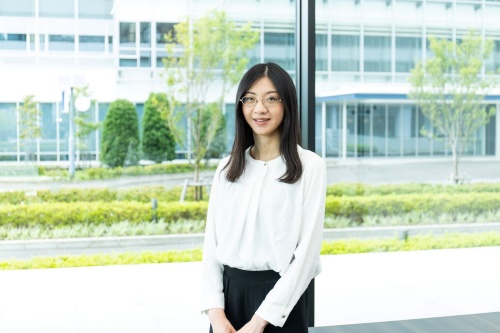 野月 麻衣(のづき まい)氏。1992年6月生まれ。2017年4月に日立製作所に入社。2019年4月から、同社デジタルシステム&サービスセクター サービス&プラットフォームビジネスユニット ITプロダクツ統括本部 基盤ソフトウェア開発本部 ストレージシステム第1設計部 第4Gに所属(写真:木村 輝)