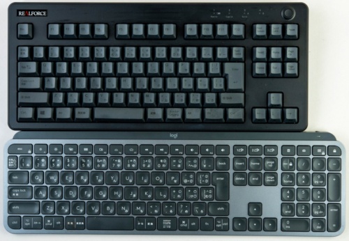 テンキーレスのキーボードは横幅が狭い。