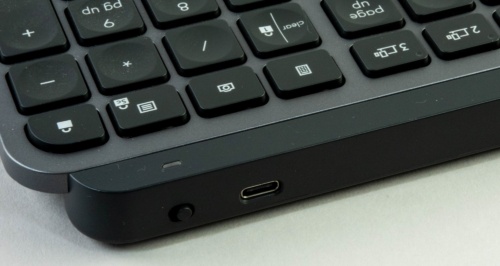 Bluetooth接続のキーボードでも、USB接続で充電するタイプが増えている。