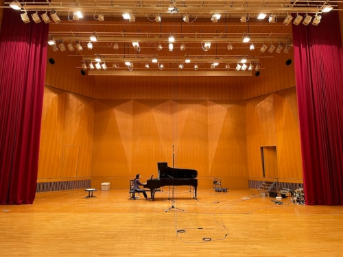 ホールにおいてマルチマイク環境で録音したピアノ音源を利用して、空間オーディオのミックスを試みるも、バイノーラルでは思うような音像を作れなかった