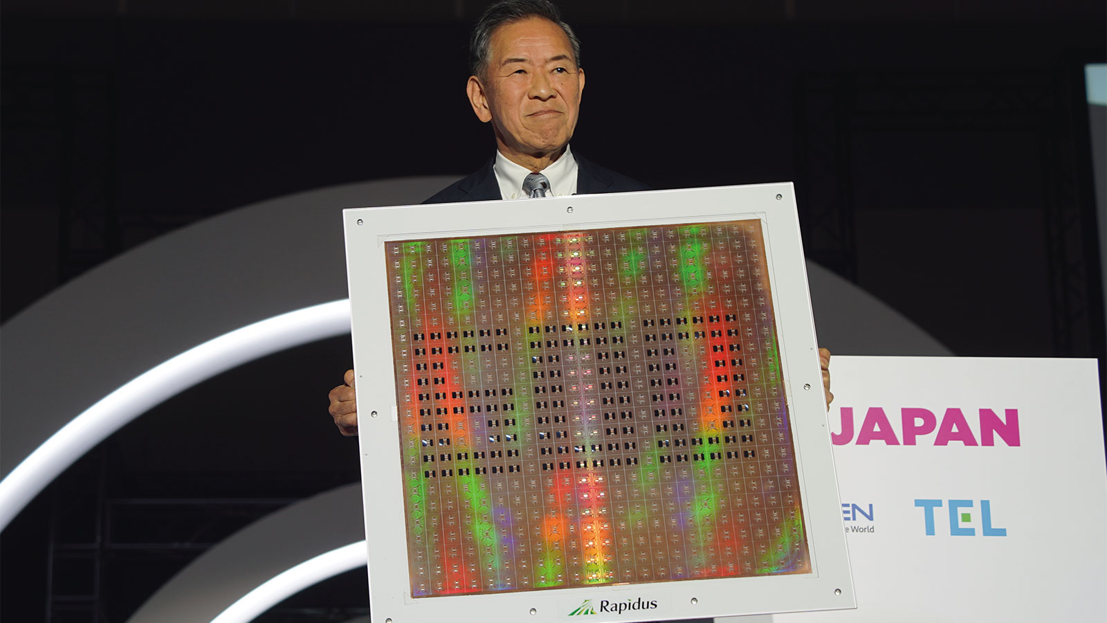 2位は「ラピダス社長が600mm角基板を披露、『これを見せたかった』」20代以下の注目トップ10