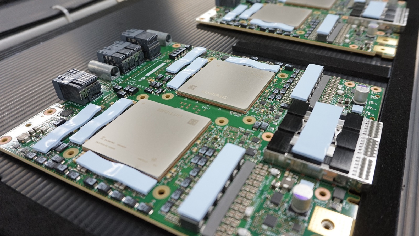 2位は「なぜサーバーを冷やすか、富岳のCPUボード『2～3日に1個は故障』」一般社員層の注目トップ10