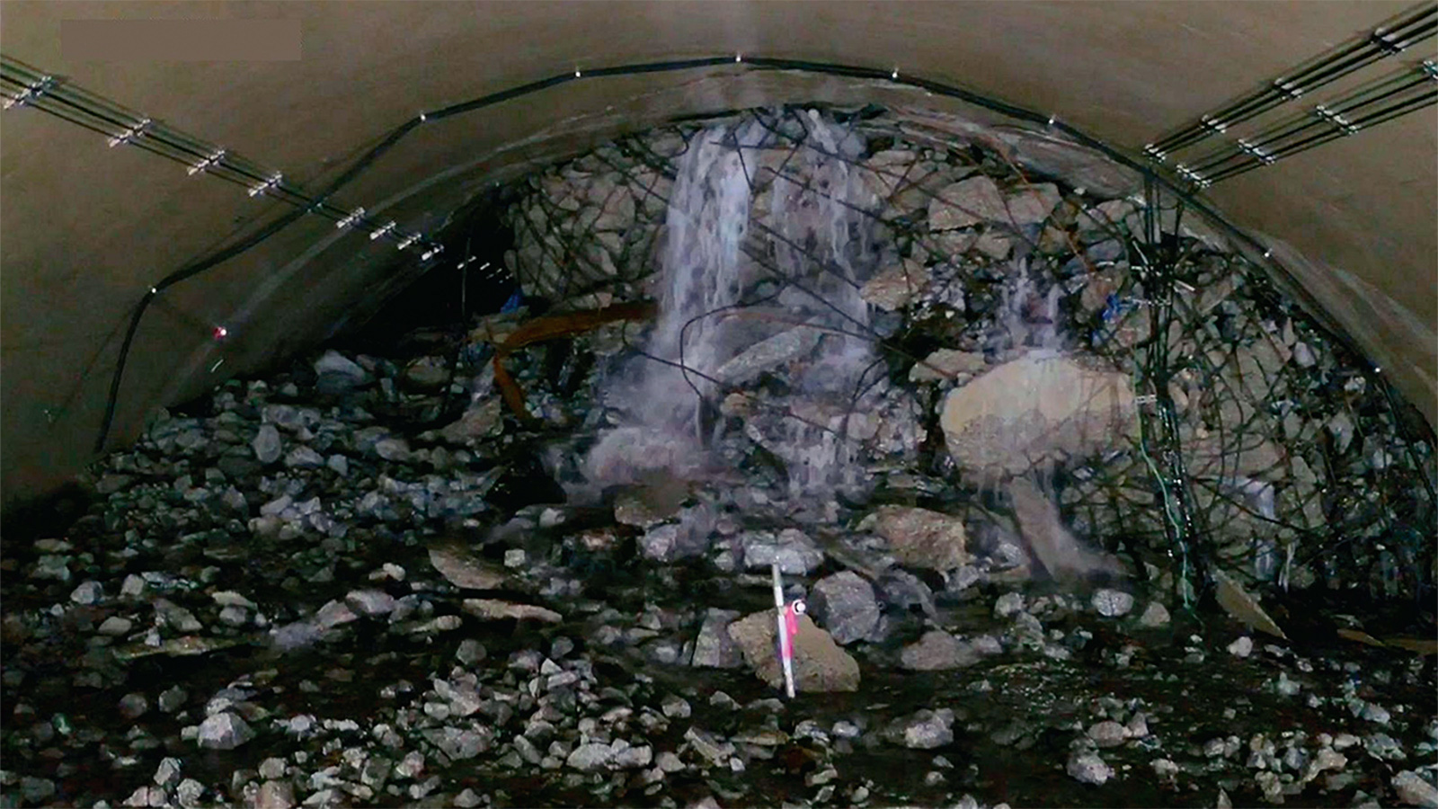 2位は「高水圧で壁厚30cmのトンネル崩落」部課長層の注目トップ10