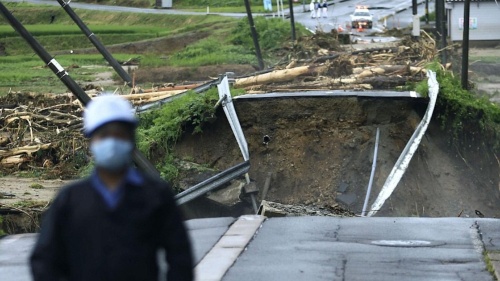 崩落した山形県飯豊町の大巻橋（写真：共同通信社）