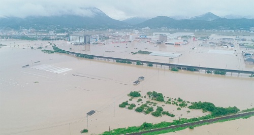 西日本豪雨時の愛媛県大洲市内の様子。上流のダムの防災操作後、大規模浸水被害が発生した（写真：大洲市）