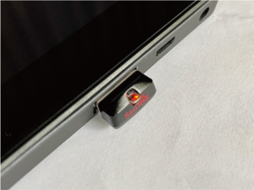 図9 筆者が使用したUSBメモリーの外観