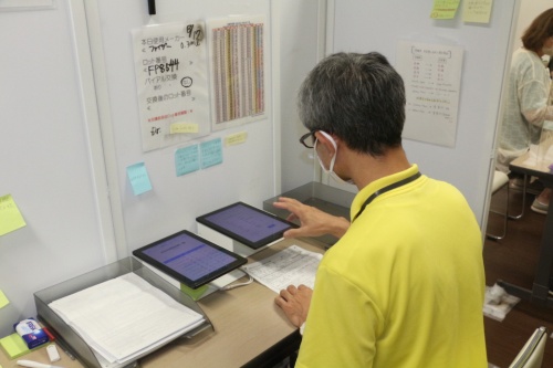 接種会場で利用する接種記録を管理するワクチン接種記録システム（VRS）。東京都港区の接種会場