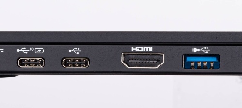 パソコンに搭載されたUSBタイプC(左の2つ)とUSBタイプA(一番右)の端子。端子の形状だけではUSBの規格を判別できない。写真のように端子の近くにアイコンが記載されていると、これを見て判別できる